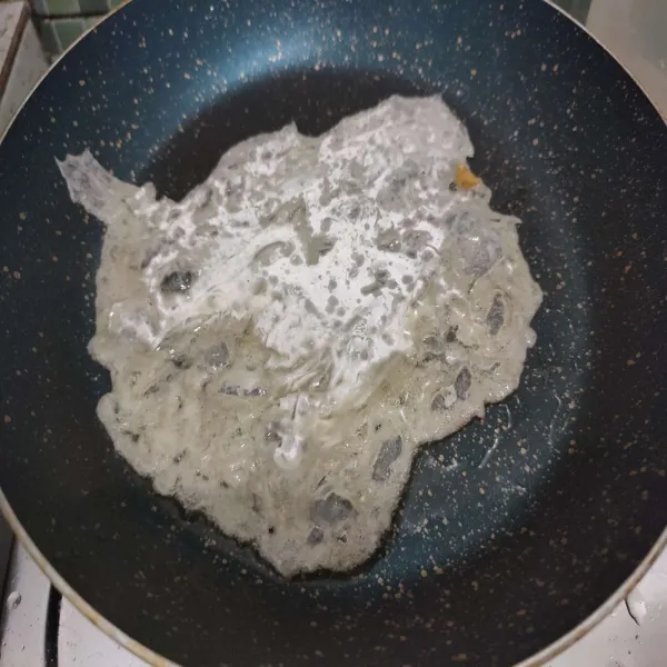 Panaskan teflon, beri sedikit minyak goreng, lalu masukkan adonan tepung,