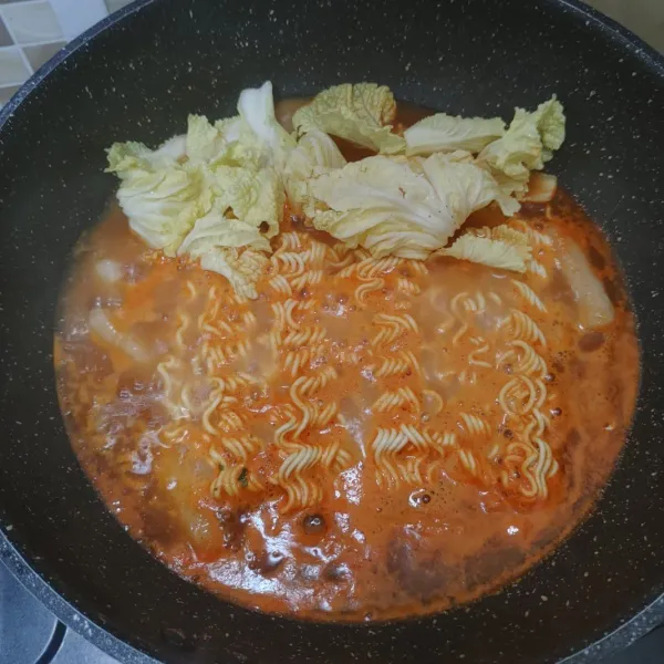 Terakhir bumbui dengan bumbu mie dan masukkan sayur kimchi.