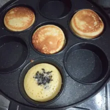 Jika sudah matang tangkupkan pancake seperti dorayaki.
