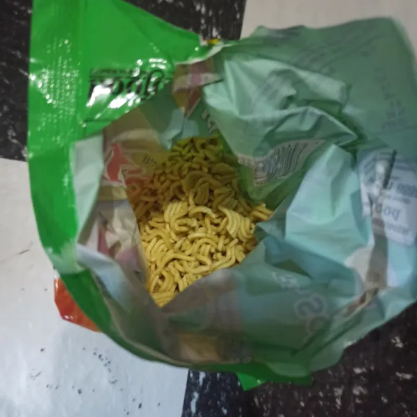 Hancurkan mie hingga remuk, sisihkan.