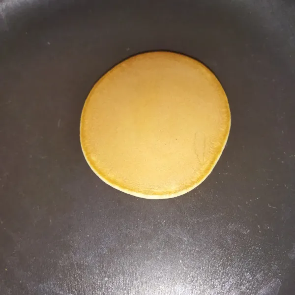 Kemudian balik, masak sebentar saja, lalu angkat. Masak semua hingga adonan habis, 1 resep ini menghasilkan 7 buah dorayaki.