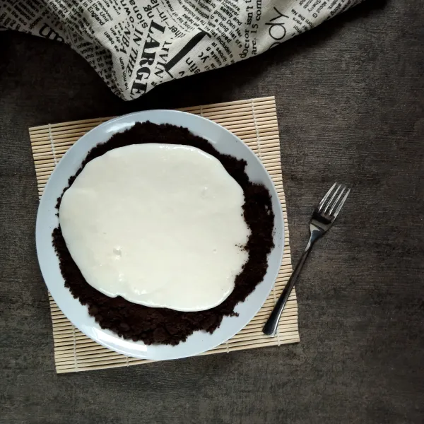 Tuang mochi ke atas oreo bubuk lalu sajikan.