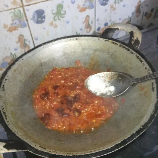 Tumis sambel, beri gula merah dan garam.