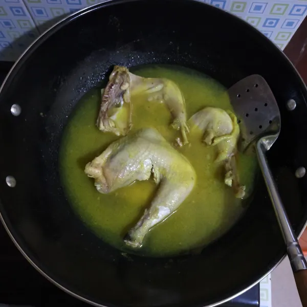 Siapkan wajan, masukan bumbu halus, lalu tambahkan air, garam dan kaldu bubuk. Kemudian masukan ayam dan ungkep ayam hingga empuk dan bumbu meresap. Setelah ayam empuk, angkat dan tiriskan.