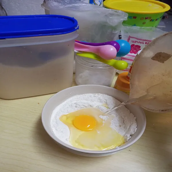 Tambahkan telur, vanilla cair, dan air, lalu aduk rata dan  saring.
