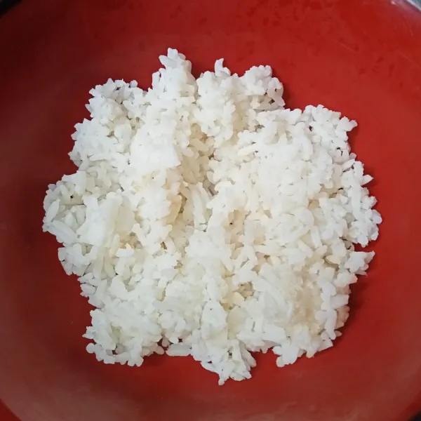 Siapkan nasi dan aduk-aduk hingga nasi hangat.