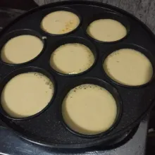 Panaskan cetakan snack maker hingga benar-benar panas, olesi dengan sedikit minyak, lalu tuang adonan ke dalam cetakan, isi setengah bagian saja.