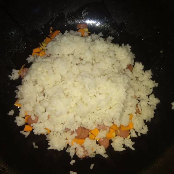 Masukkan nasi yang sudah dicampur dengan mayonnaise, lalu aduk rata.