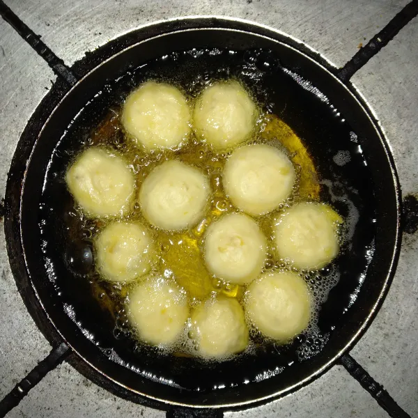 Panaskan minyak, goreng hingga matang dan kecokelatan.