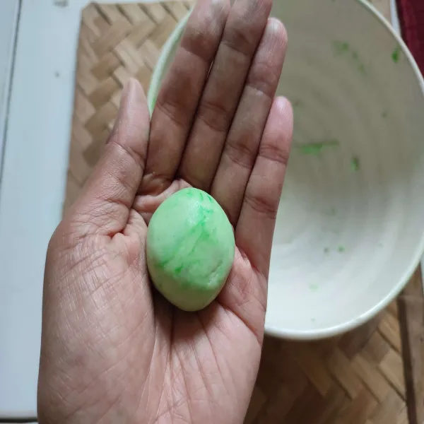 Ambil sedikit adonan, kemudian bulat-bulatkan.