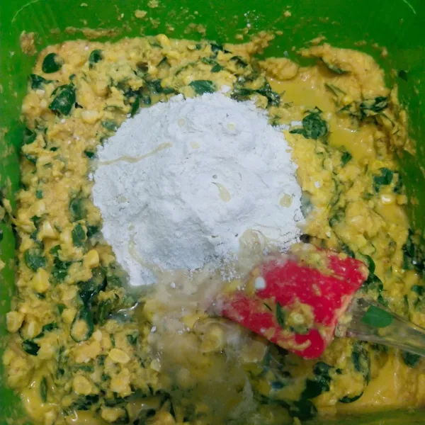 Kemudian tambahkan tepung terigu, telur, garam, gula pasir dan penyedap rasa, aduk sampai rata.