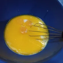 Campurkan telur, gula, susu, kemudian tambahkan margarin leleh, aduk rata.