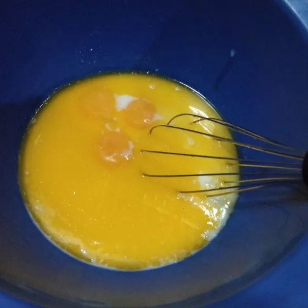 Campurkan telur, gula, susu, kemudian tambahkan margarin leleh, aduk rata.
