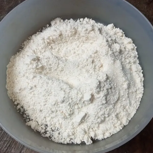 Campur tepung terigu, gula pasir, ragi instan, dan baking powder, lalu aduk rata.