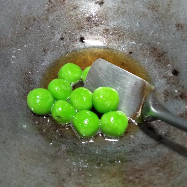 Selama menggoreng chapssal pandan harus sering di aduk agat tidak lengkat dan goreng hingga matang.