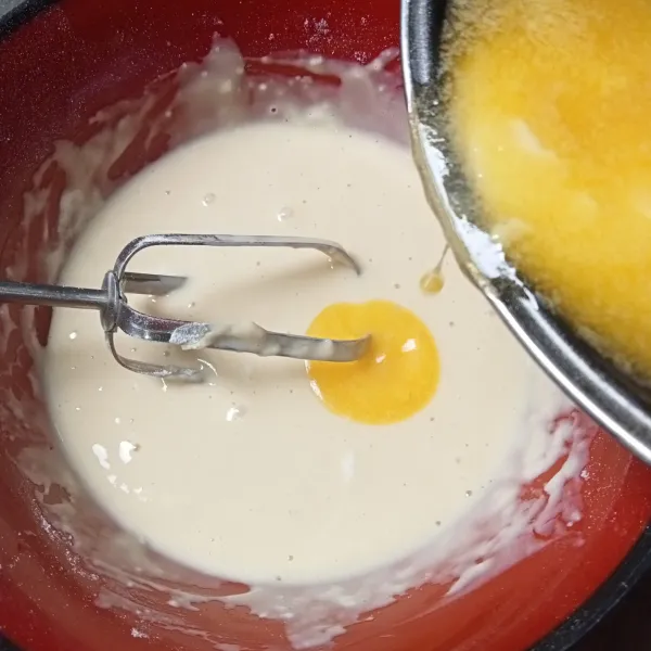 Masukkan margarin dan garam, aduk rata. Tutup adonan dan diamkan sekitar 30 menit.