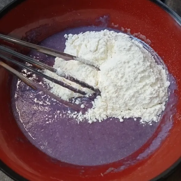 Masukkan tepung terigu dan garam, aduk-aduk kembali hingga rata.