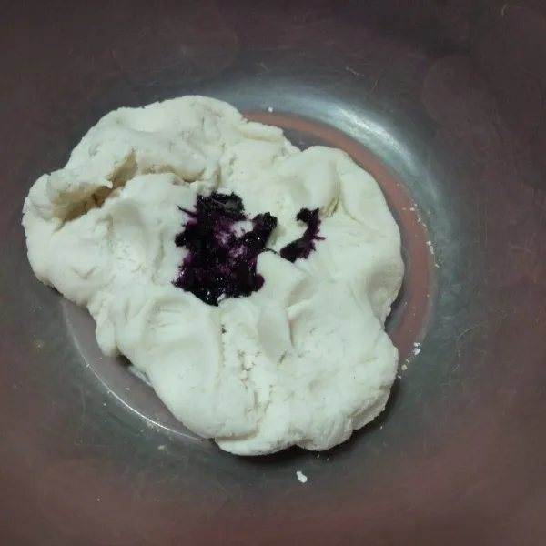 Setelah adonan kalis, tambahkan pasta taro. Kemudian uleni kembali hingga pasta taro tercampur rata dengan adonan.