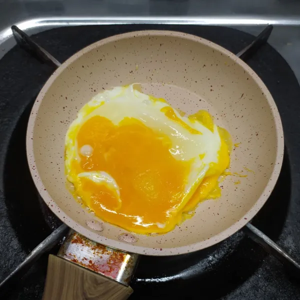 Ceplok telur dengan sedikit margarin. Bisa matang ataupun setengah matang sesuai selera. Angkat dan sisihkan.