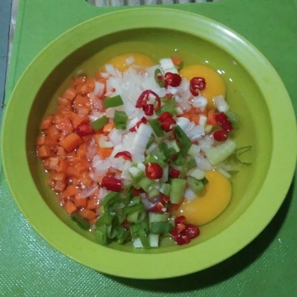 Campur semua sayuran ke dalam mangkuk telur.