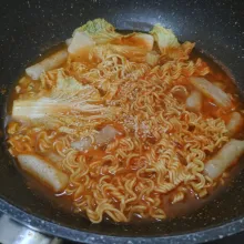 Aduk hingga merata dan matang. Matikan api dan beri taburan wijen, kemudian sajikan.