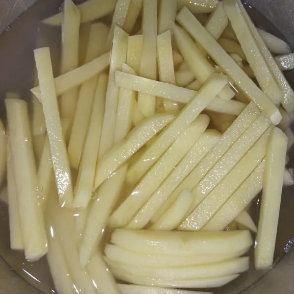 Siapkan kentang yang sudah di kupas, lalu potong-potong.