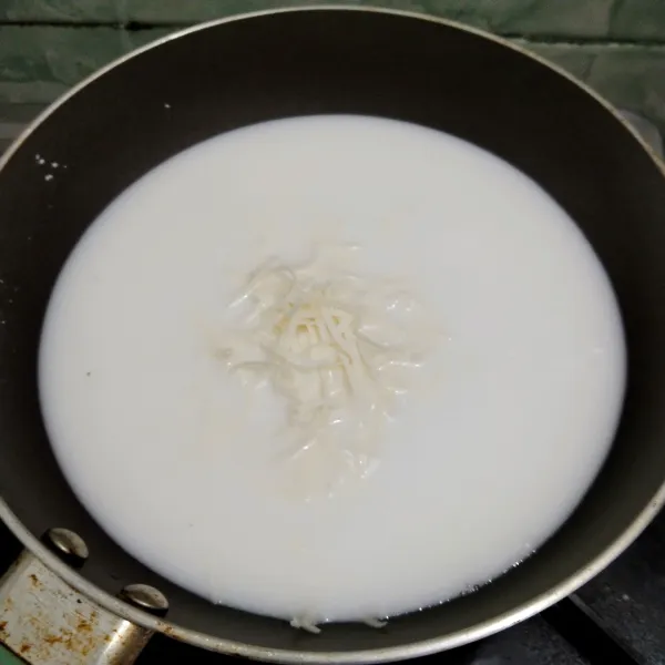 Tambahkan parutan keju dan skm lalu aduk dan masak hingga tercampur rata dan mengental.