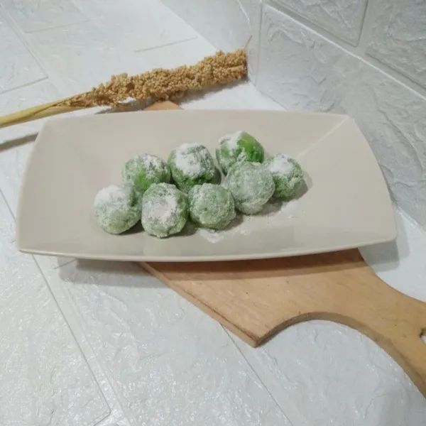 Kemudian balurkan chapssal pandan dengan gula halus, lalu sajikan di atas piring saji.