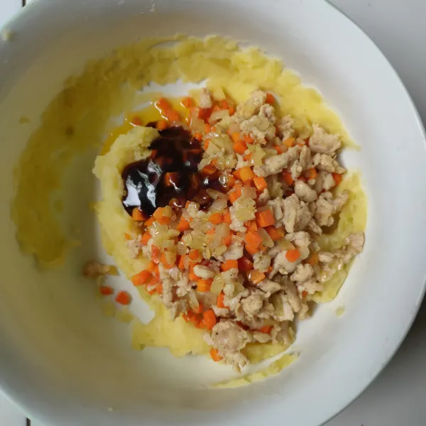Campurkan kentang, tumisan ayam, wortel dan saus tiram.
Aduk hingga tercampur rata.