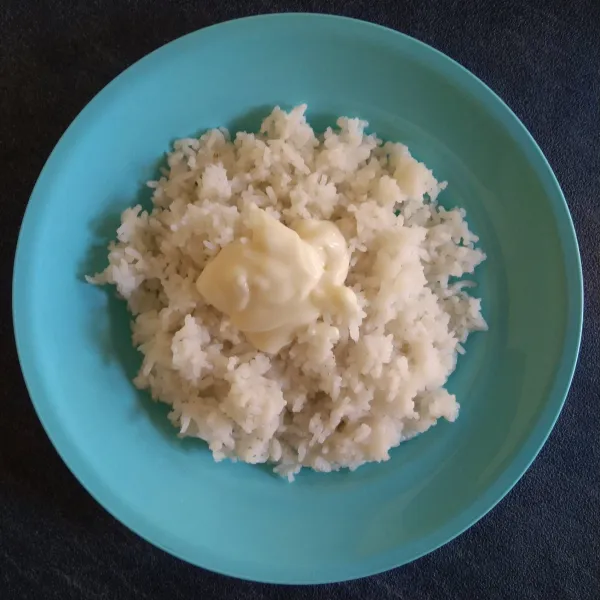 Campurkan nasi dan mayonnaise, aduk sampai rata.