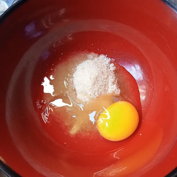 Kocok telur, gula pasir dan vanili bubuk menggunakan whisk hingga gula larut.