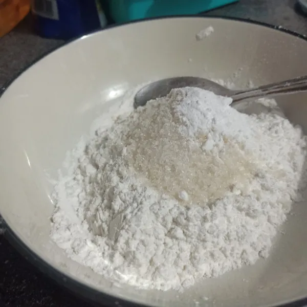 Masukan tepung ketan, tepung terigu, gula, garam dan baking powder, aduk rata.