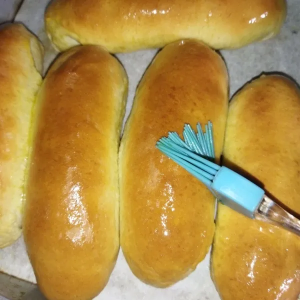 Setelah matang, angkat roti. Lalu langsung olesi rotinya dengan margarin. Kemudian diamkan hingga rotinya dingin.