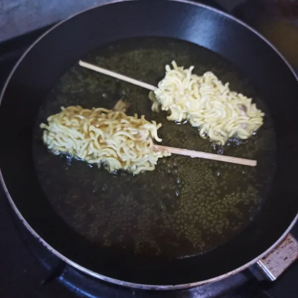 Panaskan minyak, goreng hingga berubah warna dan matang.