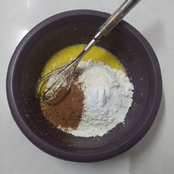 Masukkan tepung terigu, coklat bubuk, baking powder double acting dan garam. 
Aduk rata.