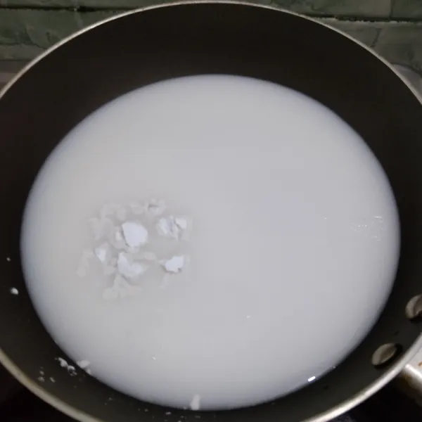 Masukkan susu,t epung tapioka, aduk rata.