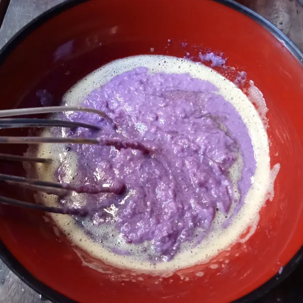 Masukkan santan dan ubi ungu yang sudah diblender, aduk-aduk hingga rata.