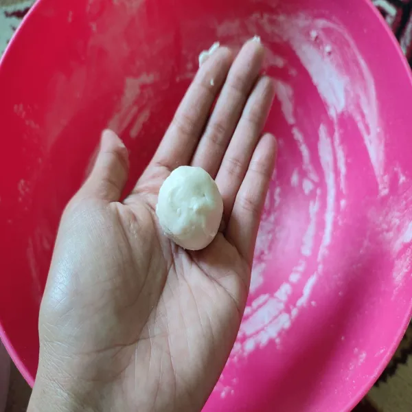 Kemudian ambil sedikit adonan, lalu bulat-bulatkan.