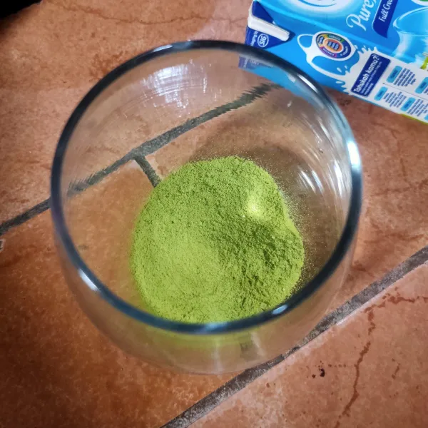 Seduh bubuk matcha dengan 5 sdm air, lalu aduk hingga larut dan sisihkan.