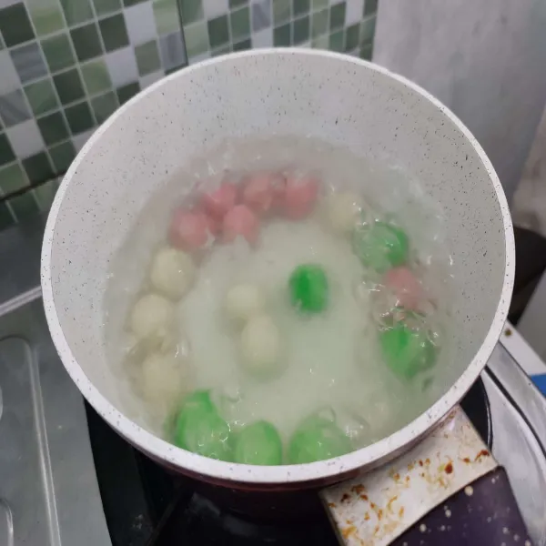 Didihkan air, kemudian masukkan adonan dango.