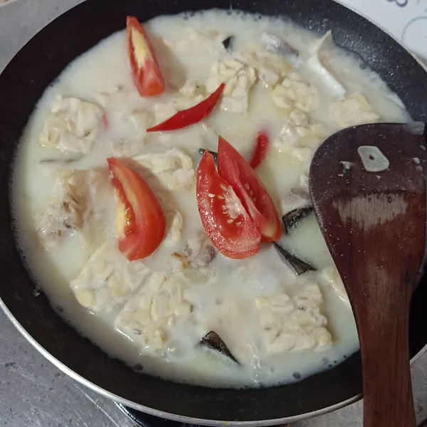 Sesaat sebelum di angkat masukkan potongan tomat, aduk rata sebentar saja lalu angkat. Kemudian sajikan dengan taburan bawang goreng.