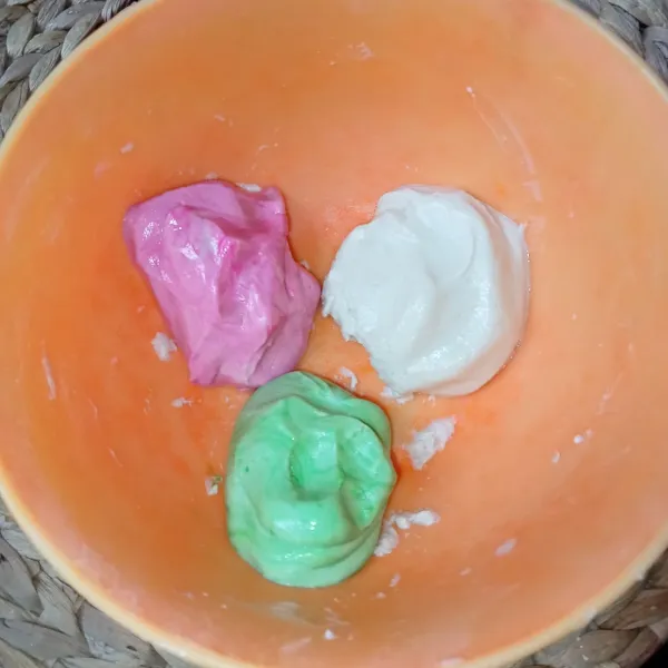 Bagi tiga adonan, beri pewarna merah dan hijau, satu bagian adonan biarkan tetap putih.