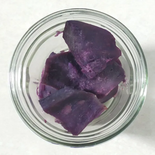 Siapkan blender, lalu masukan ubi ungu.