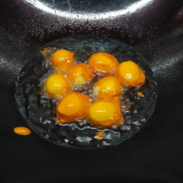 Panaskan minyak goreng, lalu goreng telur sampai matang. Angkat dan tiriskan.  Tusuk telur seperti sate