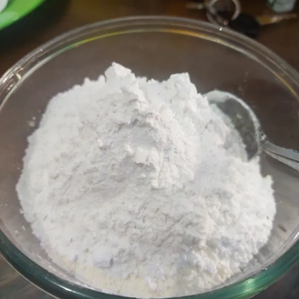Kemudian siap kan tepung terigu dan tepung beras, tambahkan gula pasir, aduk sampai rata.