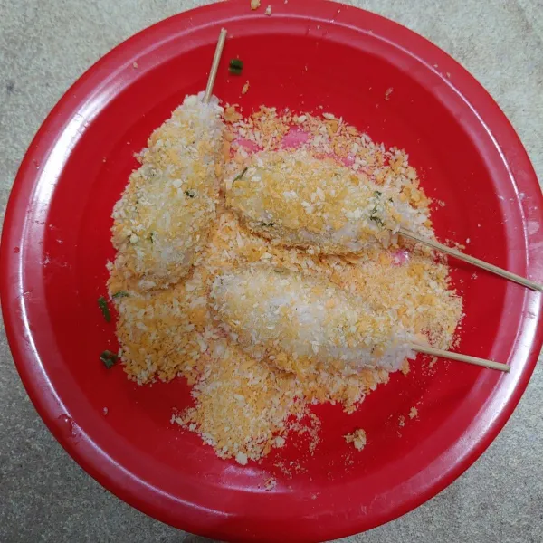 Balur dengan telur kocok dan tepung panir.