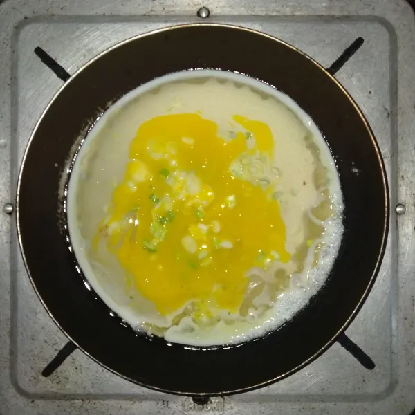 Setelah hampir setengah matang, masukkan telur, ratakan hingga telur hampir matang.
