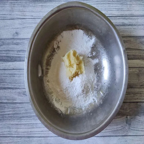 Campurkan semua bahan pembuatan dango, kecuali air, kemudian aduk rata.