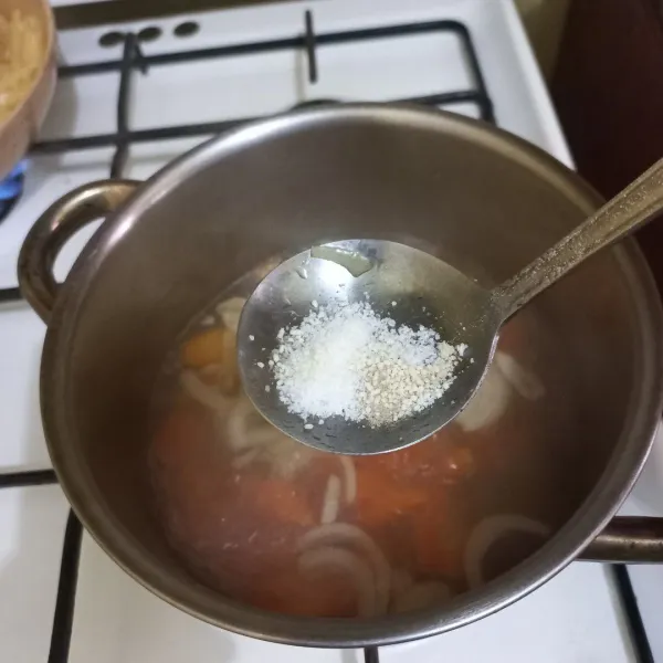 Tambahkan garam, kaldu jamur dan merica bubuk.