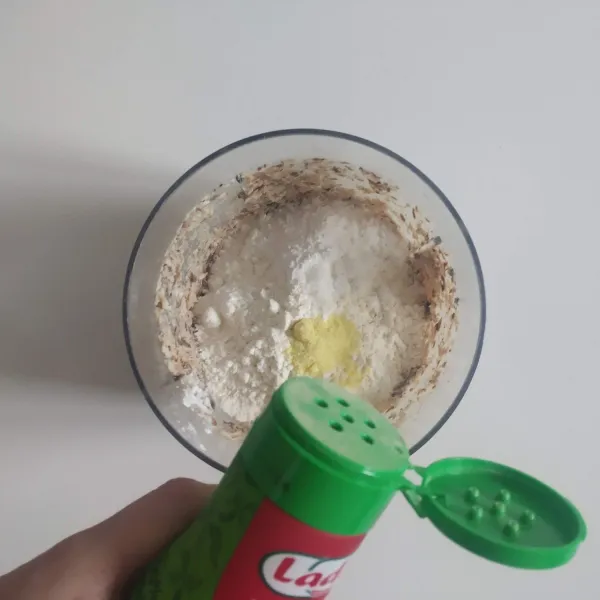 Masukkan tepung tapioka, garam, merica, kaldu bubuk, dan gula pasir.